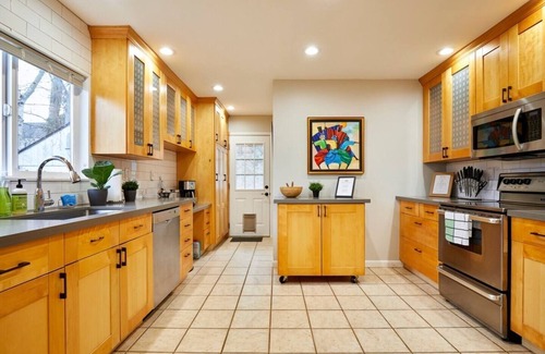 West Woodland House | Ballard Bungalow: Spacious Perfect for Families with Private Fenced Yard & Hot Tub