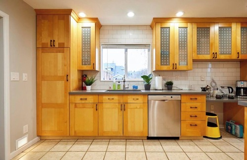 West Woodland House | Ballard Bungalow: Spacious Perfect for Families with Private Fenced Yard & Hot Tub