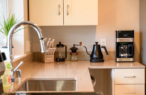 Loyal Heights Cottage | Ballard - Sunset Hill Guest House