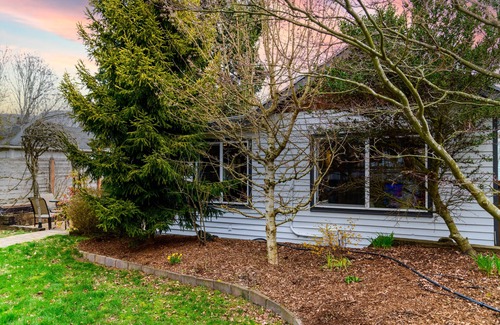 Loyal Heights Cottage | Ballard - Sunset Hill Guest House
