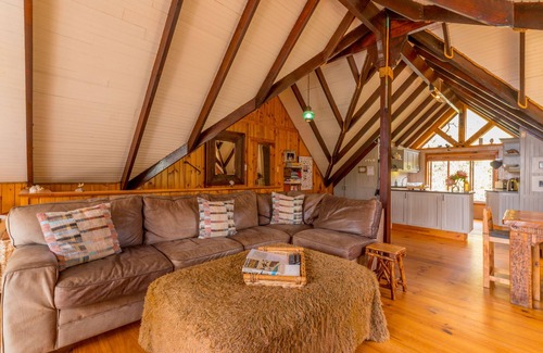 Victoria Bay House | Ballots Bay Treehouse