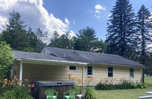 Maryland House | Ballpark Retreat Lake House Sleeps 6, Hot Tub, Fishing, Large Yard