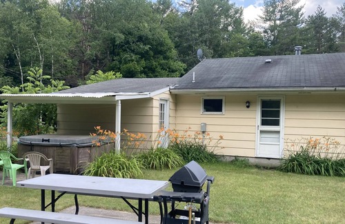 Maryland House | Ballpark Retreat Lake House Sleeps 6, Hot Tub, Fishing, Large Yard
