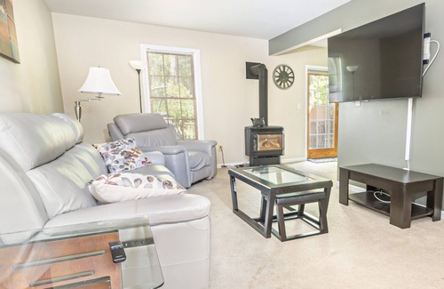 Geyser Crest House | Ballston Spa Townhome