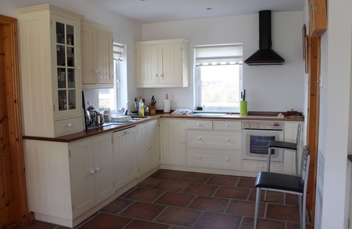 Ballyconneely Villa | Ballyconneely: Beautiful bright property between sea and lake