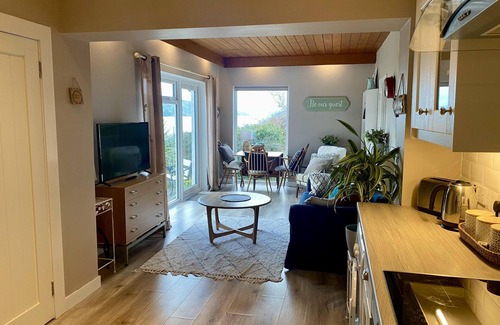 Ballygally Apartment | Ballygally Seaview and garden 1 bedroom hideaway