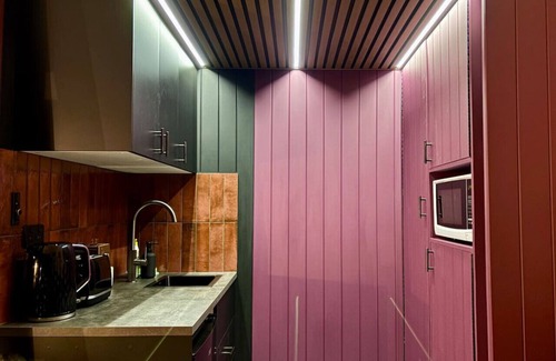 Balmain Apartment | Balmain Studio | Sleeps 7 | AC + Parking | Central