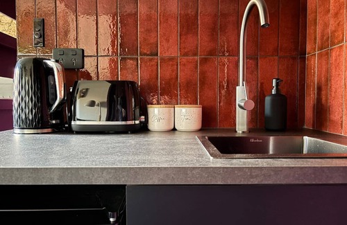 Balmain Apartment | Balmain Studio | Sleeps 7 | AC + Parking | Central
