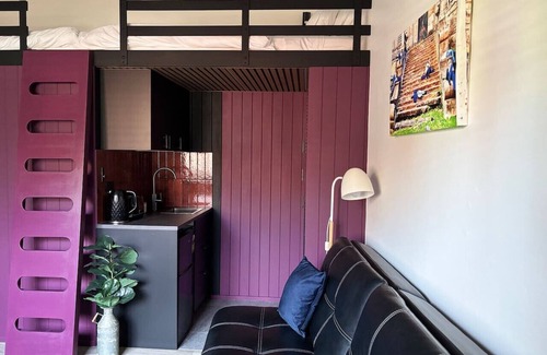 Balmain Apartment | Balmain Studio | Sleeps 7 | AC + Parking | Central