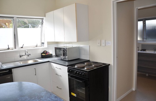 Tahunanui Hotel | Balmoral Motel