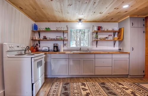 Rangeley Plantation Cottage | Balsam Breeze - cozy cottage on Mooselookmegunic!