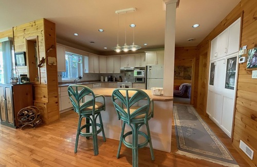 Victoria Road Cottage | Balsam Lake Beauty! Waterfront in the Kawarthas! Sleeps 10!