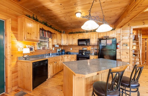 Gatlinburg - Pigeon Forge Cabin | Bama Bear’s Den | Spacious 3 Bedroom | Hot Tub | Multi Game Tables | Theatre Room | WiFi and More