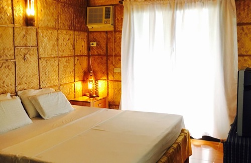 Abra de Ilog Bed & Breakfast | Bamboo House Beach Lodge & Restaurant