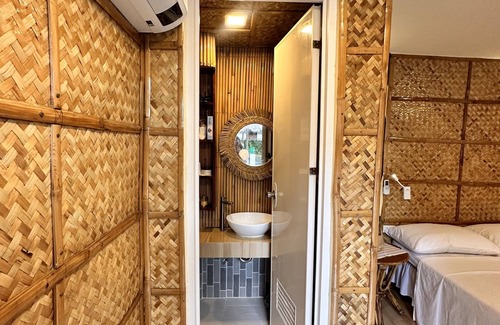 Abra de Ilog Bed & Breakfast | Bamboo House Beach Lodge & Restaurant