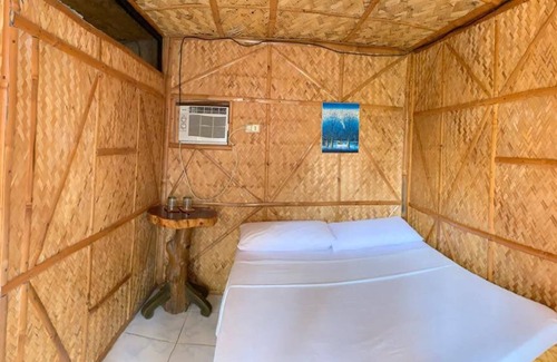 Abra de Ilog Bed & Breakfast | Bamboo House Beach Lodge & Restaurant