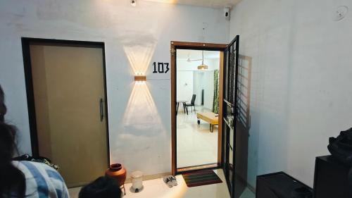 Aundh Apartment | Bamboo Stays Vibrant 2bhk Apt Nr Jupiter Hsp
