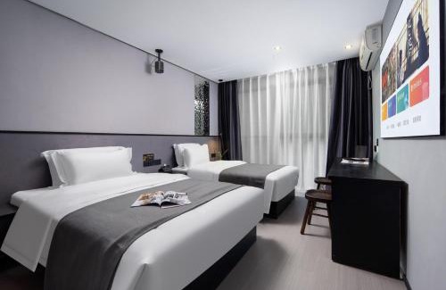 Tianhe Hotel | Banana Fun Hotel - Guangzhou East Railway Station Yantang Metro Station