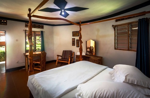 Entebbe Cabin | Banana Village