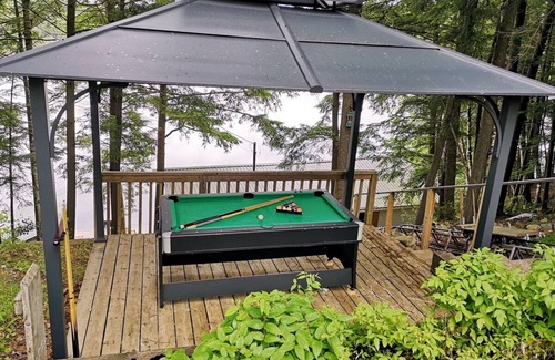 Faraday Cottage | Bancroft area, foosball, pool table, arcade, badminton and more.