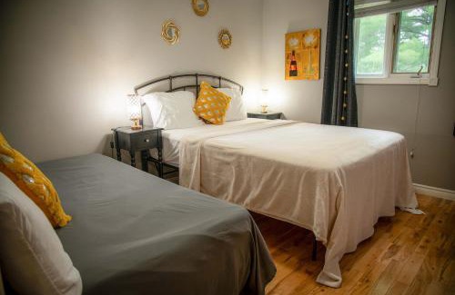 Hastings Highlands House | Bancroft Memories 5BR Family Retreat 2 Kitchens