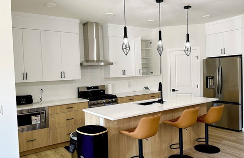 Airdrie House | Banff Access, Netflix, Xbox, and WiFi for 10 guest