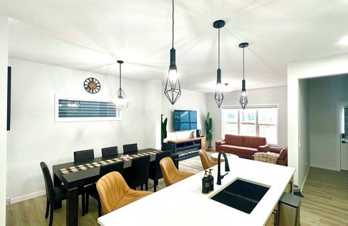 Airdrie House | Banff Access, Netflix, Xbox, and WiFi for 10 guest