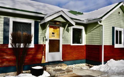 Banff House | Banff Beaver Cabins