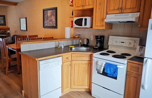 Harvie Heights House | Banff Woods Lodge 2 BR 2 Bath 6 Sleep near Canmore