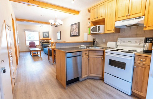 Harvie Heights House | Banff Woods Lodge 2 BR 2 Bath 6 Sleep near Canmore