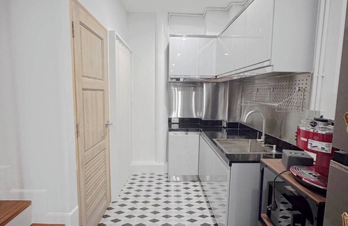 Bang Phlat House | Bangkok Family Retreat 2BR Townhome with A/C, Fast WiFi & Kid-Friendly Setup