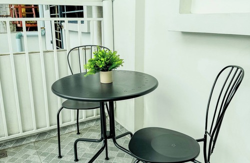 Bang Phlat House | Bangkok Family Retreat 2BR Townhome with A/C, Fast WiFi & Kid-Friendly Setup