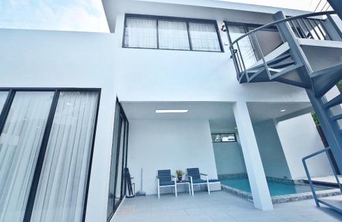Ban Bang Saen Villa | Banhlpmum Pool Villa