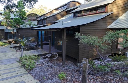 Kingfisher Bay Villa | Banksia Hideaway