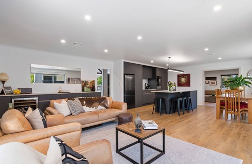 Springlands House | Banksia Retreat - Blenheim Holiday Home