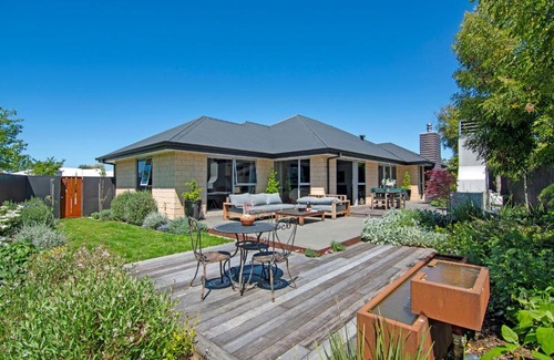 Springlands House | Banksia Retreat - Blenheim Holiday Home