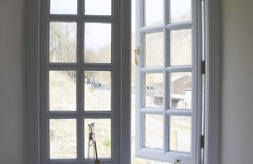 Alstonfield House | Bankside Cottage - Peak District Walking Break - Cosy cottage/Pet-Friendly!