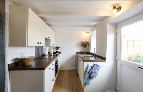 Hunton Cottage | BANKSIDE COTTAGE, pet friendly, with a garden in Hunton