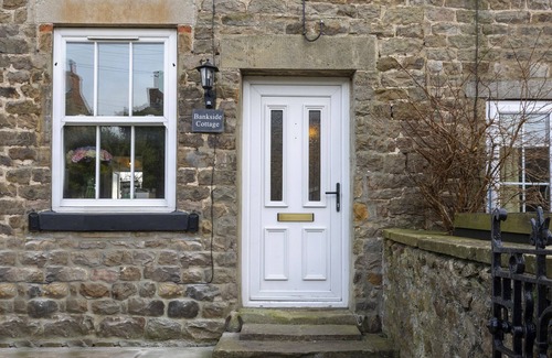 Hunton Cottage | BANKSIDE COTTAGE, pet friendly, with a garden in Hunton