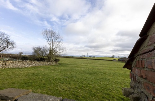 Hunton Cottage | BANKSIDE COTTAGE, pet friendly, with a garden in Hunton