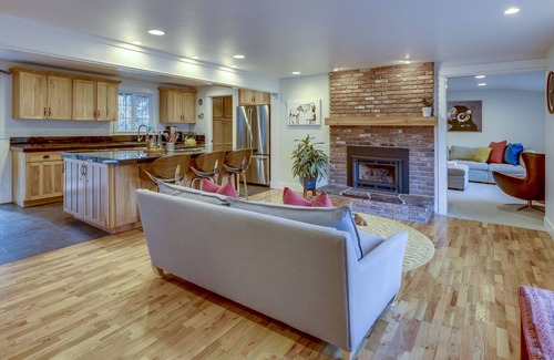 Larkspur House | Banksy’s Basecamp - hot tub, patio, office space