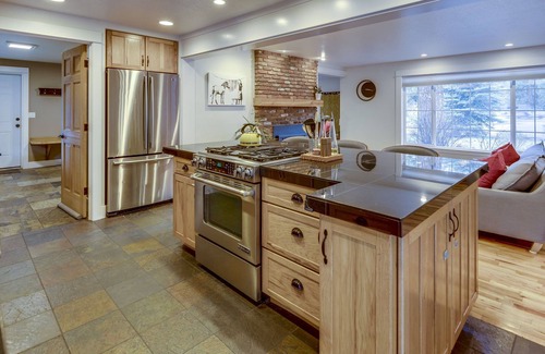 Larkspur House | Banksy’s Basecamp - hot tub, patio, office space