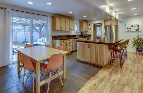 Larkspur House | Banksy’s Basecamp - hot tub, patio, office space