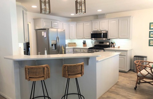 Anderson House | Bannister Cottage – Lakefront Getaway w/Dock, Porch & Views, 20 mins to Clemson