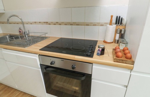 Ottery St Mary Cottage | BANTAM COTTAGE, pet friendly, with a garden in Ottery St Mary