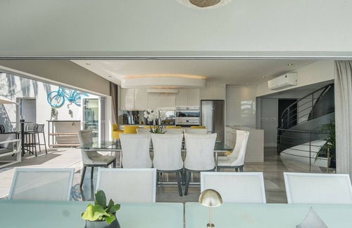 Clifton Apartment | Bantry Nirvana - Ultra lux Apt with views & pool