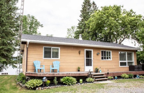 Hastings Highlands Cottage | Baptiste Lakehouse - Pet-Friendly Waterfront Cottage w/Great Swimming!