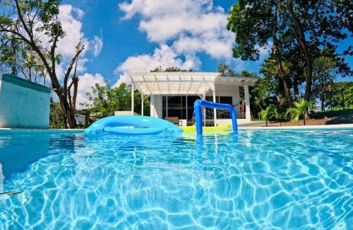Olancho Villa | Baquis Island Bungalow