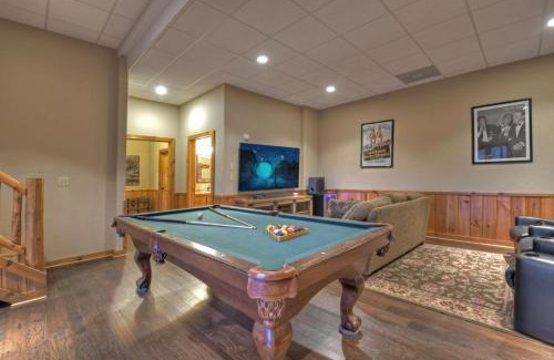 Cherry Log Villa | Bar 5 Cabin Beautiful views soothing hot tub outdoor living and more