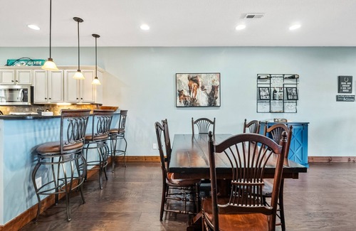 Andersonville Condo | Bar W Retreat, Lakeview Condo, Sleeps 8, Stardust Marina Area